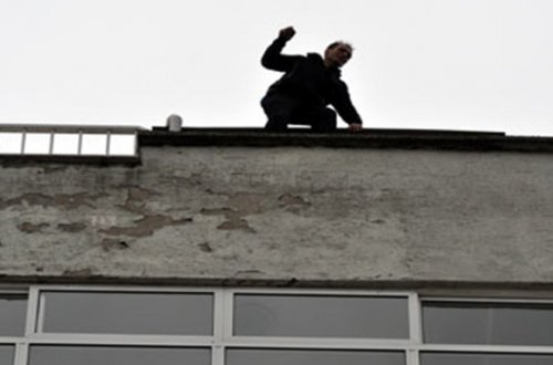 Xırdalanda 42 yaşlı kişi 9-cu mərtəbədən yıxılaraq ölüb