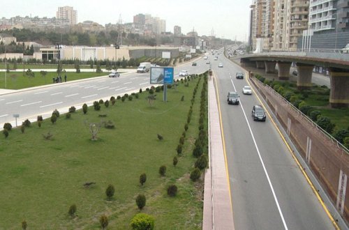 Tunelin üzərindən özünü atdı, avtomobilin üstünə düşdü - BAKIDA