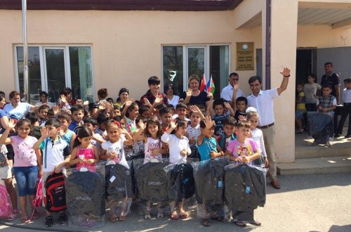 Belçikalı Türklərdən Xocalı məktəbinə hədiyyə
