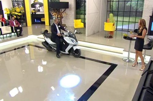 Qızı razı salmaq üçün canlı efirə motosikletlə gəldi - FOTOLAR