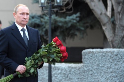 Putin Səmərqənddə Kərimovun qəbrini ziyarət etdi