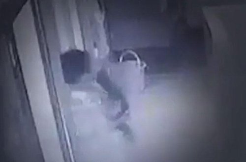 Xala 17 günlük bacısı oğlunu xəstəxananın damından tulladı - VİDEO