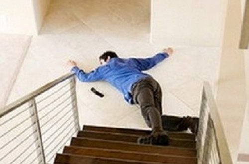 Sərxoş kişi pilləkəndən yıxılıb öldü