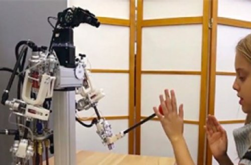 Yumor hissi olan robot təqdim edilib