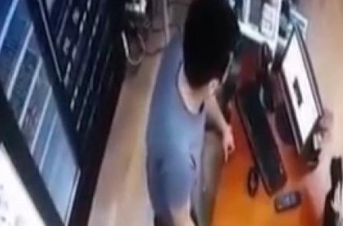 Bakıda marketdə qadın müştəri satıcını belə aldatdı — VİDEO