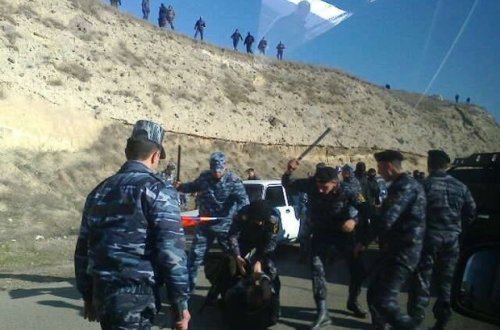 Ermənistanda polis kapitanını döydülər - VİDEO