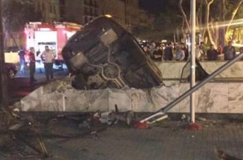 Bakıda bahalı maşın yeraltı keçidə aşdı YENİLƏNİB 