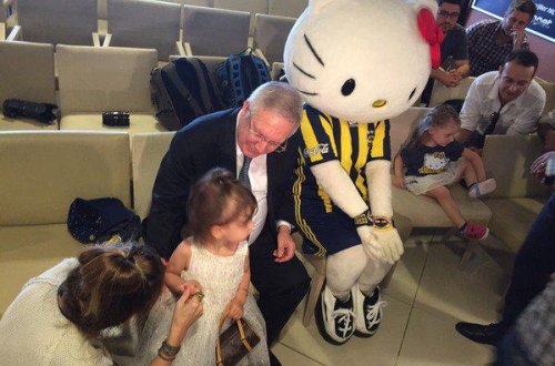 3 yaşlı qızın əlindəki çantanın qiyməti görənləri heyrətləndirdi - FOTO