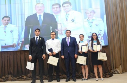 Binəqədi rayonunda “Azərbaycan təhsili müstəqillik illərində” elmi-praktik konfrans keçirildi