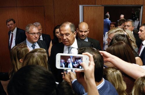 Lavrov jurnalistlərə pizza və araq verdi - FOTOLAR