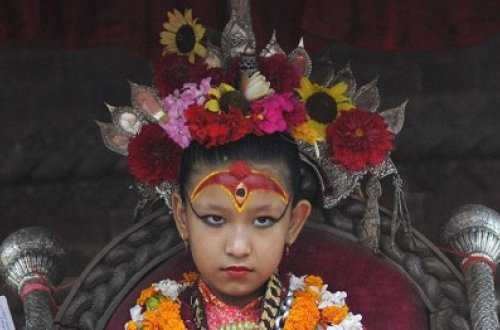 7 yaşlı qız Tanrı seçildi - FOTOLAR