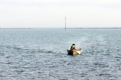 Xəzərdə neftçiləri daşıyan qayıq aşdı — 1 nəfər boğuldu