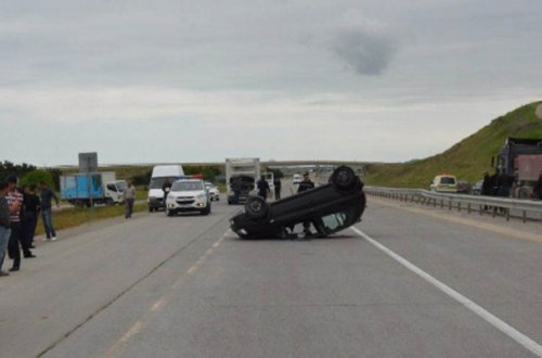 Sürücü maşını aşırdı - Özü və sərnişini öldü