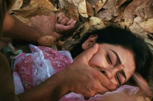 Hindistanda iki müsəlman qadını inək əti yediklərinə görə zorlayıblar