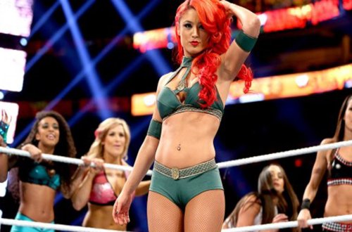 BU QADINLAR RİNQDƏ KİŞİLƏRƏ QAN UDDURUR - VİDEO