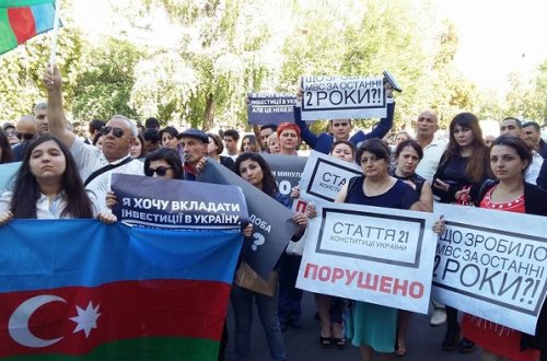 Azərbaycanlılar erməni nazirə qarşı etiraz edir - FOTOLAR