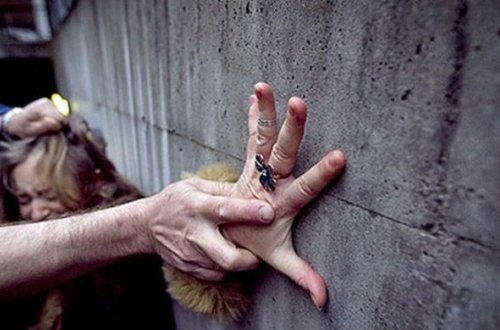 Rusiyadan Azərbaycana qonaq gələn qızı qəbiristanlıqda zorladılar