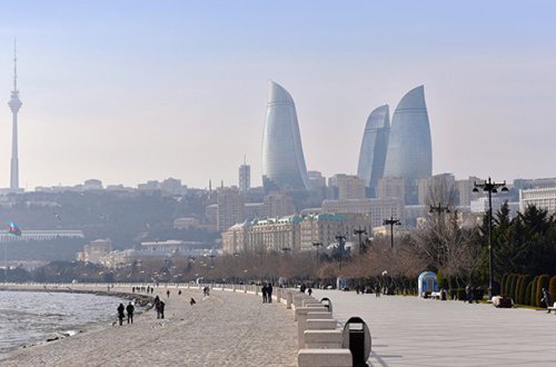 19 yaşlı qız özünü bulvarda dənizə atdı - “Həyatdan bezmişəm”