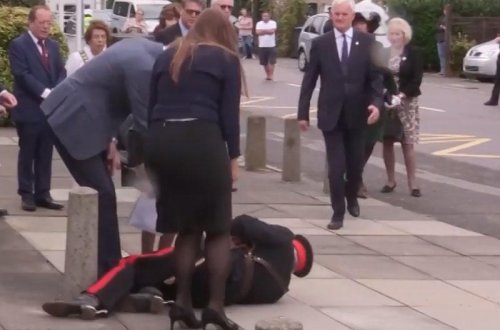 Yüksək rütbəli hərbçi yıxıldı, köməyinə şahzadə gəldi - VİDEO