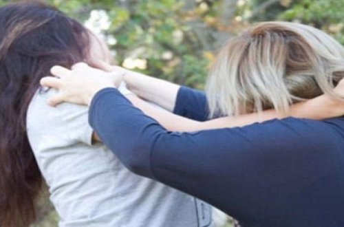 Bakıda məhkəmədə şahidlik edən qadını döydülər