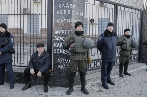 Ukraynada Rusiya səfirliyinə hücum - Video