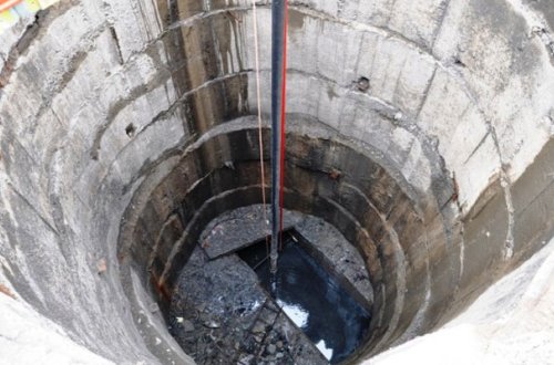 Bakı sakini 5 metr dərinliyində quyuya düşdü