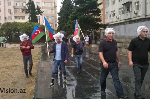 Mitinqdə bayrağımıza hörmətsizlik - FOTOLAR (Yenilənir)