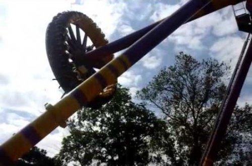 Bakı Bulvarında dəhşət: Uşaq attraksiondan bir neçə metr yüksəklikdən yıxıldı