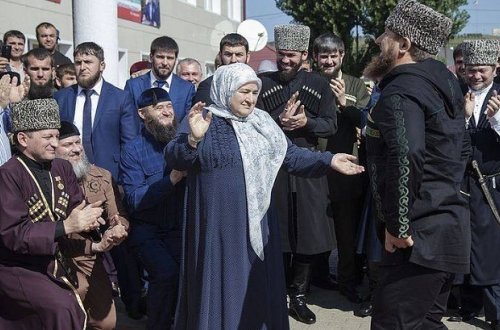 Prezident anası ilə birgə `Ləzginka` oynadı - Video