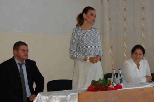 Qənirə Paşayeva Qovlarda müəllimlərlə görüşdü