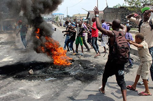 Konqoda aksiyada 17 nəfər öldü - Polislərdən biri yandırıldı