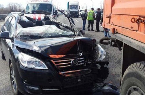 Əlil avtomobili yük maşınına çırpıldı: Ölən var