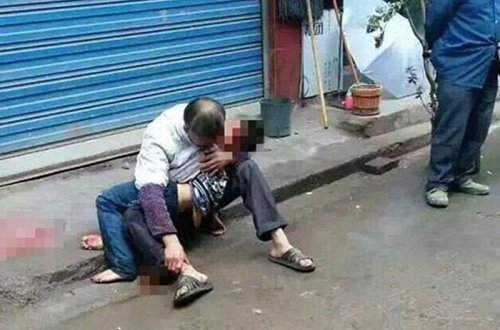 Şok kadrlar: nənə və babaya qulaq asan uşaq öldü - FOTO