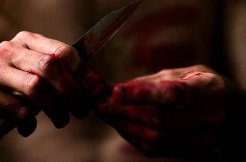 DƏHŞƏT! Zorladığı qızı küçədə 26 yerindən bıçaqladı - VİDEO