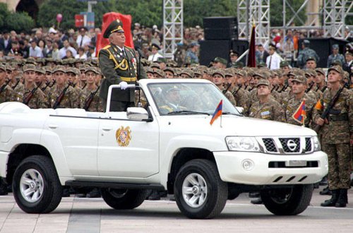 Ermənistanda hərbi parad zamanı DAVA