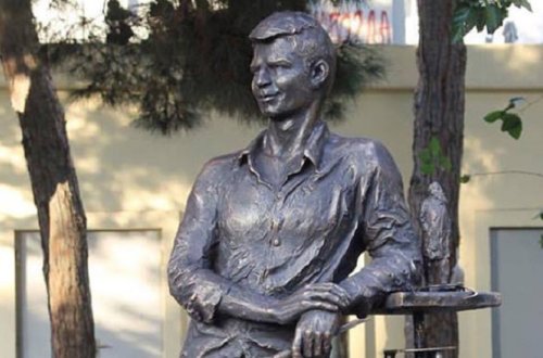 Müəllimi `2 aprel` şəhidinə heykəl qoydu - FOTOLAR