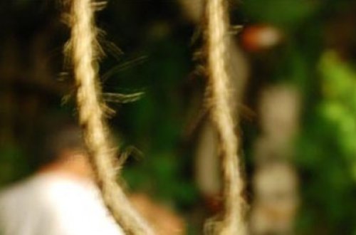 Məhkəmədən çıxıb özünü asdı - Şəkidə müəmmalı intihar