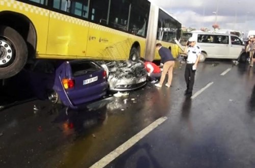 İstanbulda metrobus yoldan çıxdı — Yaralılar var - VİDEO