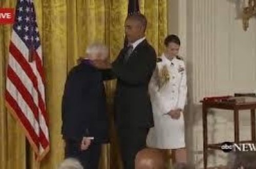 Obamanın şalvarını çıxarmaq istədilər – VİDEO