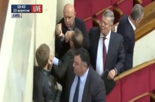 Radanın deputatları suxarı üstündə dalaşdılar - VİDEO