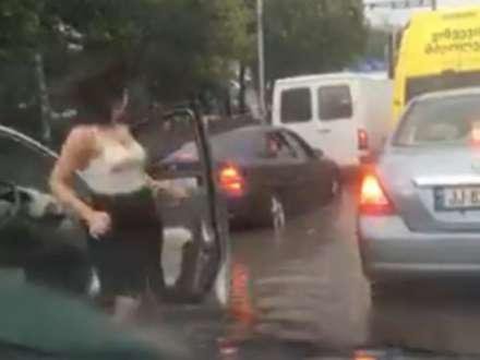 Yağışın yağmasına sevinən xanım yolun ortasında rəqs etdi - VİDEO