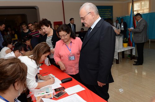 Artur Rasizadə səs verdi - FOTOLAR