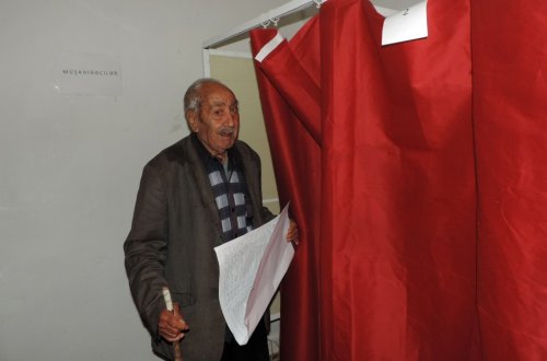 Kənd ağsaqqalı: Ölkəmizin xoşbəxt gələcəyinə səs verdim