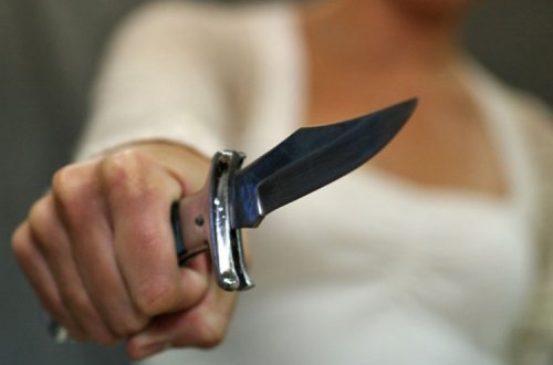 Salyanda qadın qadını bıçaqlayıb