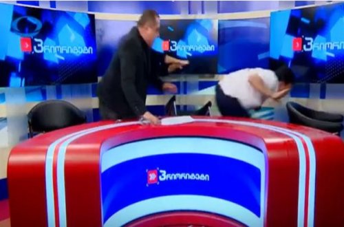 Gürcü siyasətçilər efirdə bir-birinə stəkan atdılar – VİDEO