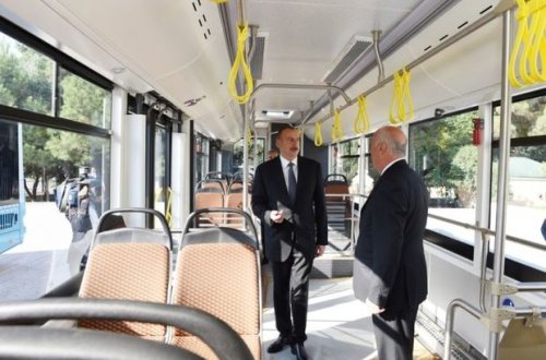 Dövlət başçısı Sumqayıtda yeni avtobuslarla tanış olub