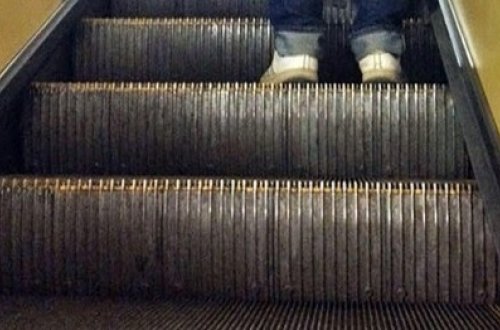 Bakı metrosunda QORXULU ANLAR - Uşaq son anda xilas edildi