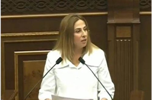 Ermənistan parlamentinin iki qadın deputatı dalaşdı – VİDEO