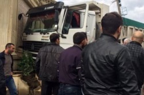 Bakıda daha bir avtobus qəzaya uğradı: yolda tıxac yarandı