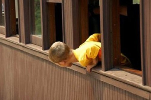 1-ci sinif şagirdi 2-ci mərtəbədən yıxıldı – XIRDALAN ŞƏHƏR 2 NÖMRƏLI ORTA MƏKTƏBDƏ